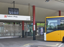Un autocar aparcat a l'estació d'autobusos de Fabra i Puig