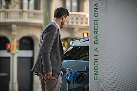 Un usuario recargando el coche eléctrico en un punto Endolla