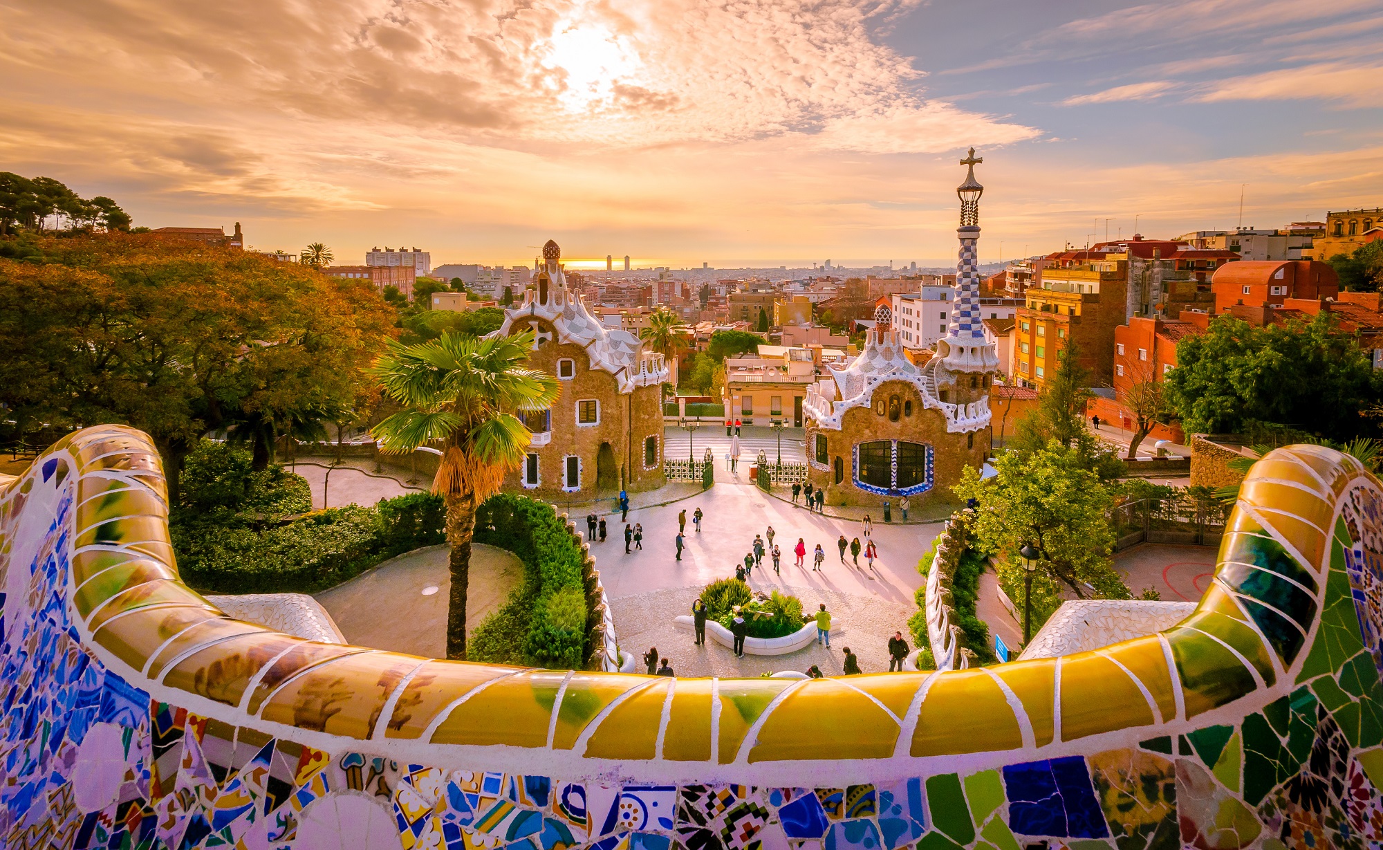 Vista de l'accés principals del Park Güell des de la Plaça de la Natura al vespre