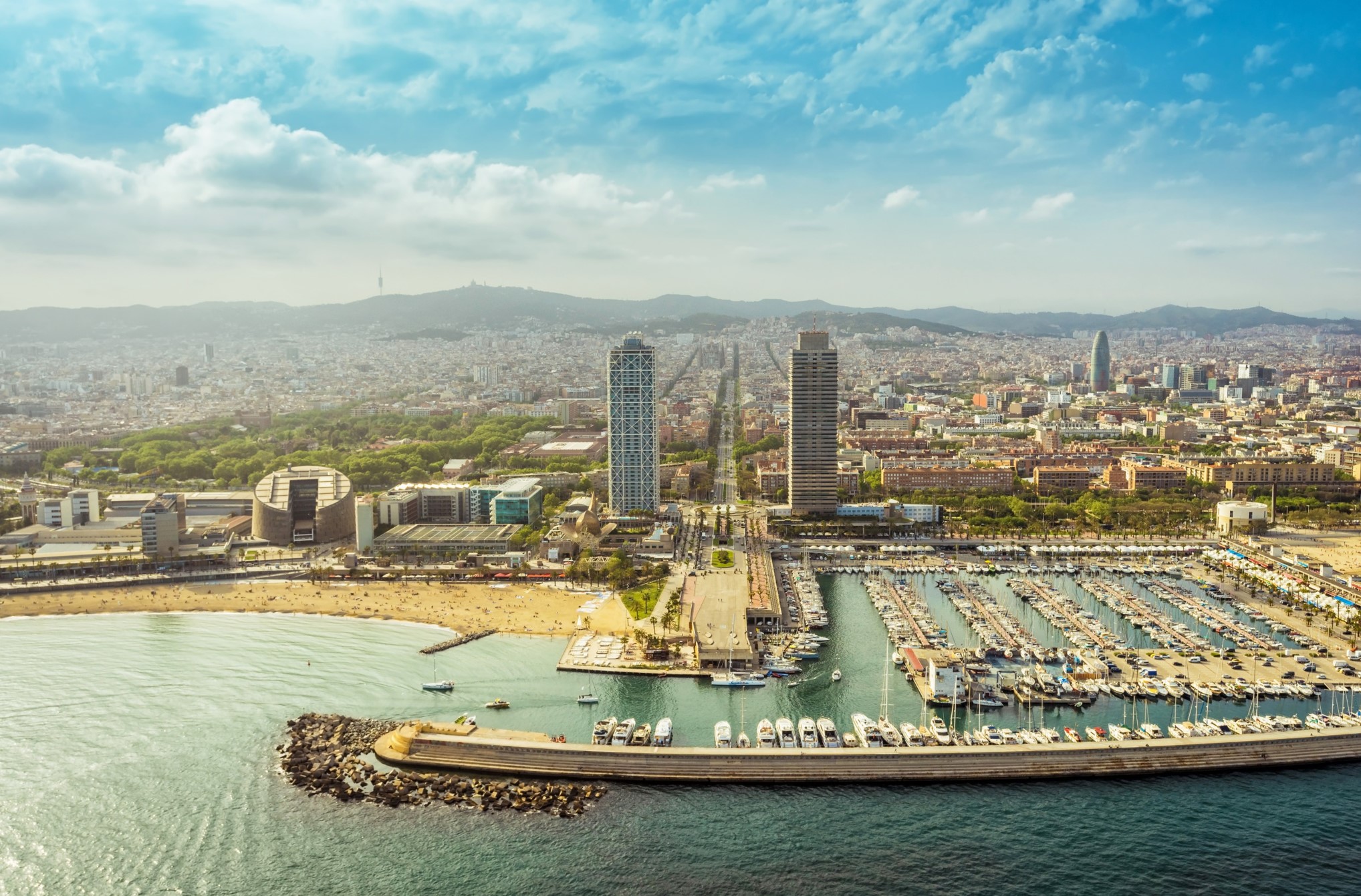 Imagen panorámica del Puerto Olímpico en un día soleado