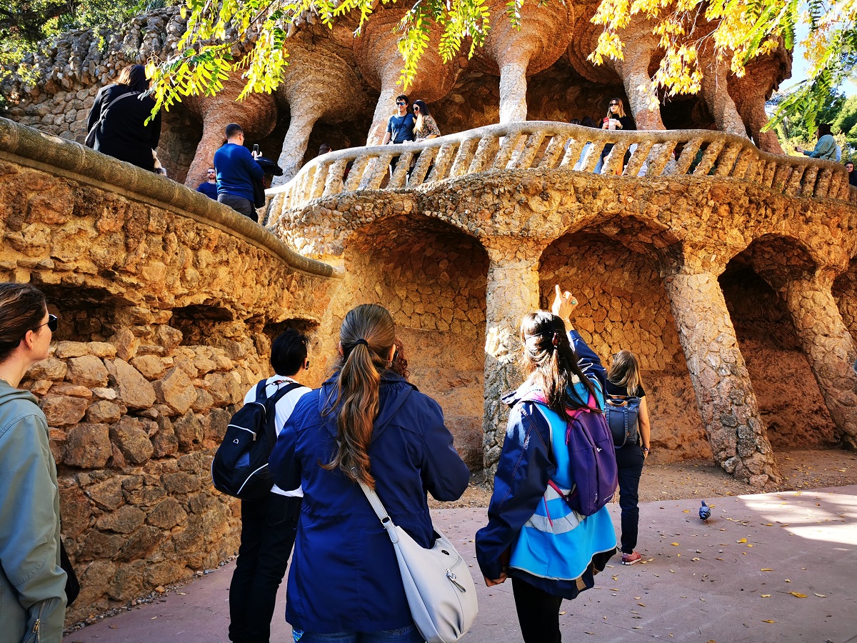 Guía Oficial realizando una visita guiada en el Park Güell