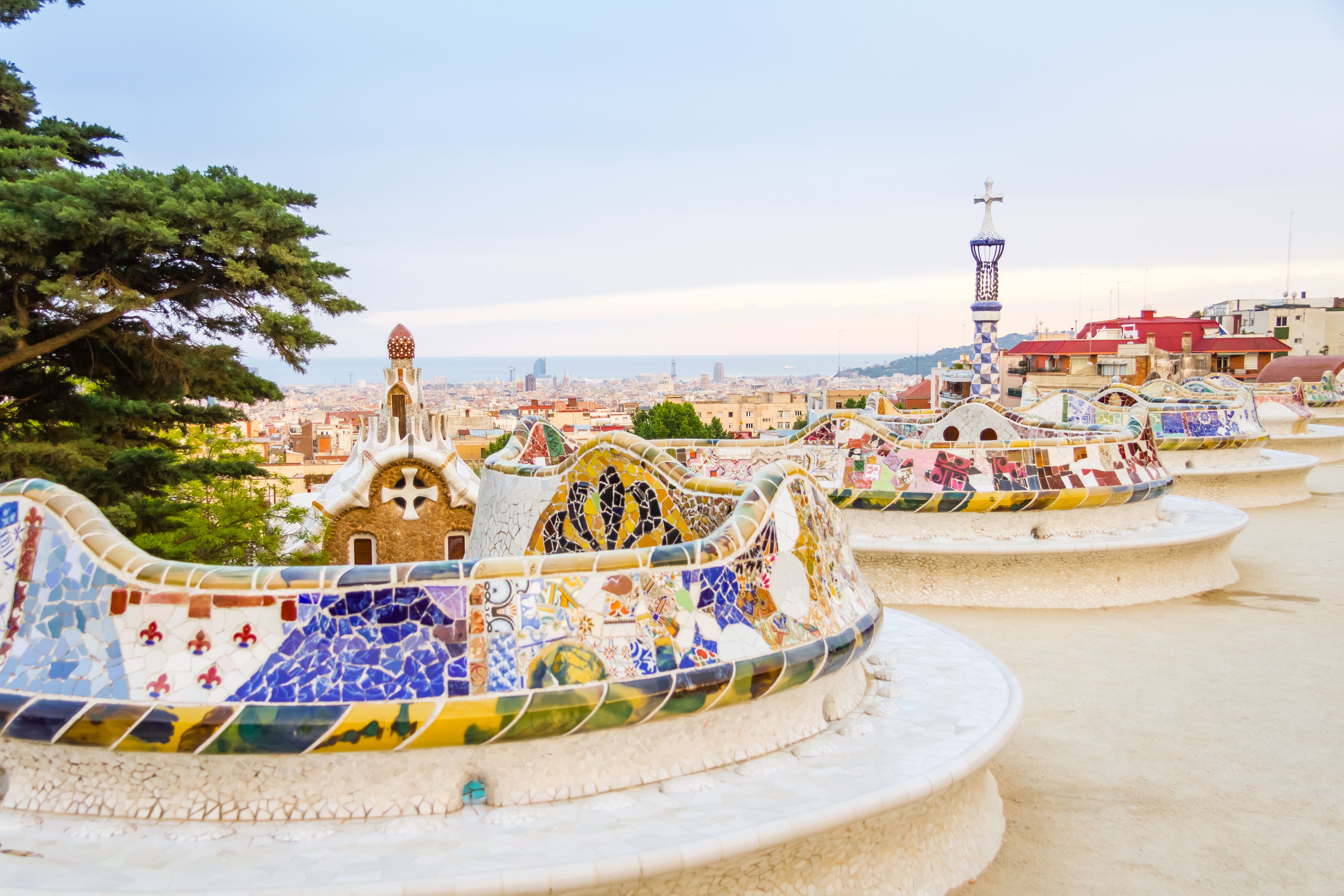 Balconada del Park Güell en un dia assolellat