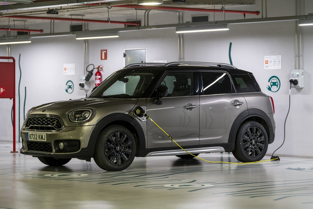 Coche eléctrico cargándose con la red Endolla Barcelona