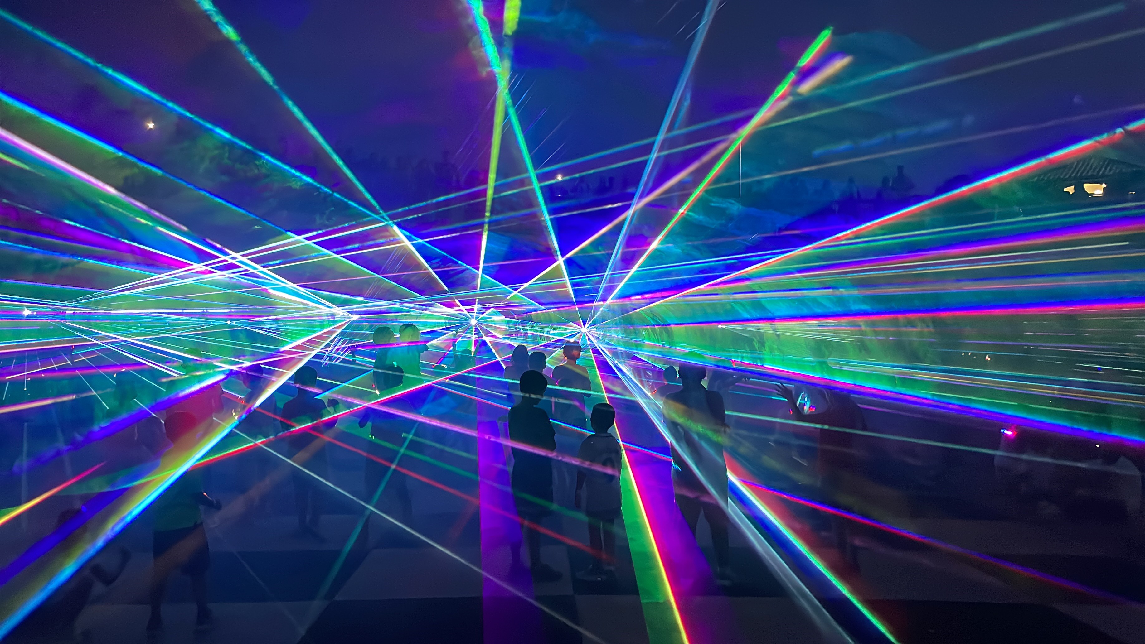 Sala llena de luces láser multicolor