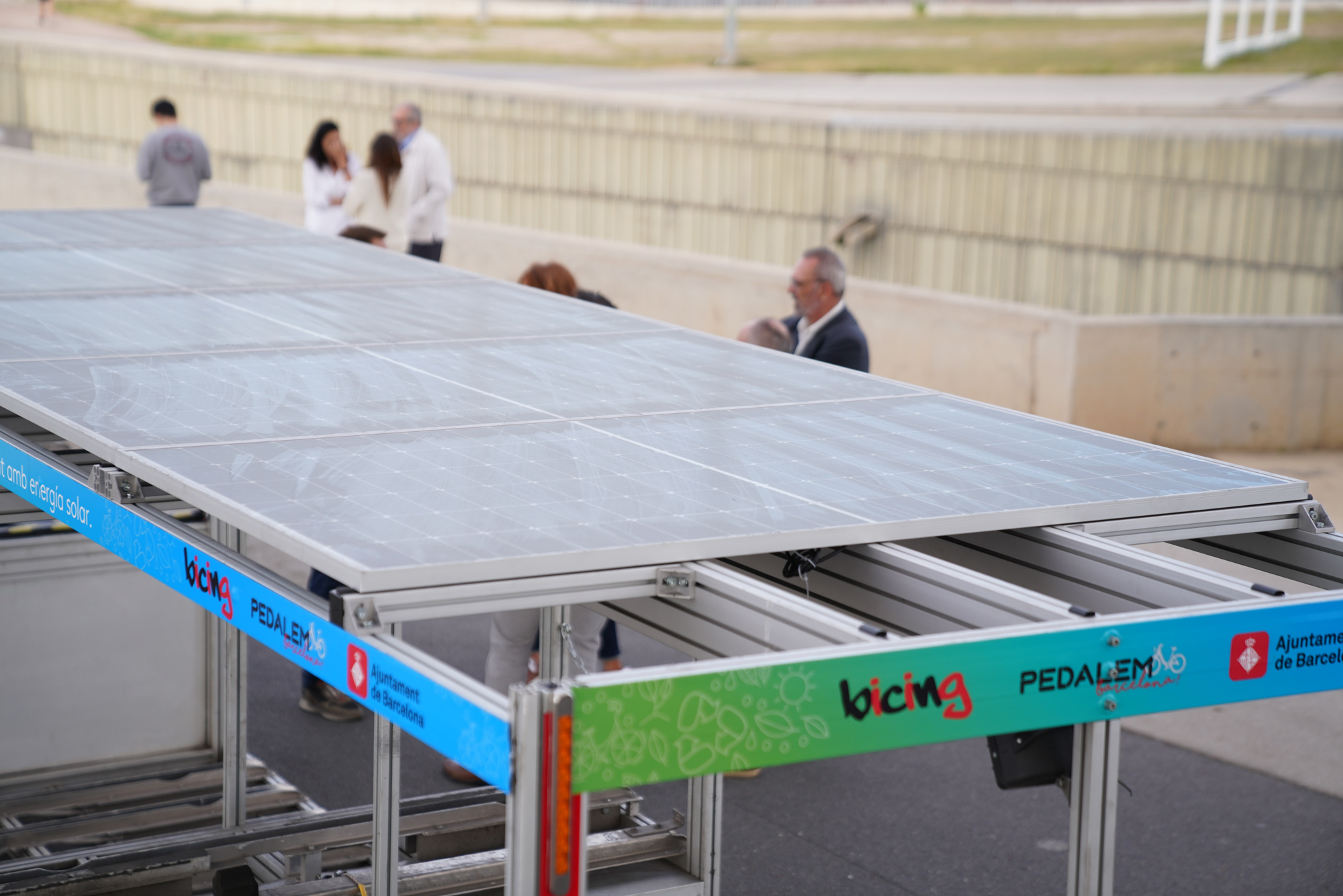 Vista de las placas solares del nuevo vehículo de Bicing