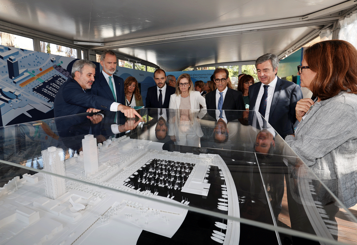 Inauguración oficial del Salón, con la presencia del rey Felipe VI, el primer teniente de alcaldía y presidente de B:SM, Jaume Collboni, y el concejal de deportes, David Escudé