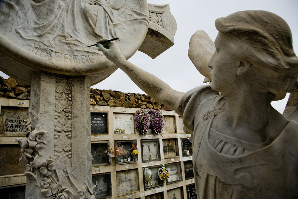 Interior de un cementerio de Barcelona