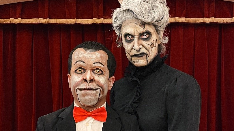 La ventrílocua Mary Shaw y su muñeco Billy durante la temporada de Halloween