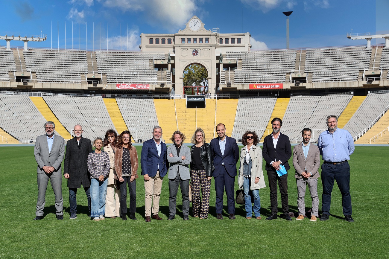 Foto de grupo de la presentación de la Incubadora en el Estadio Olímpico