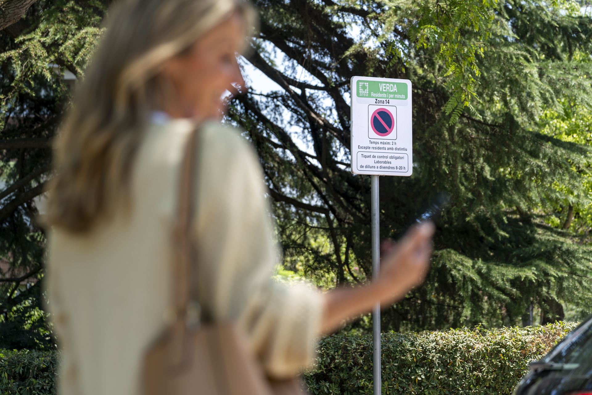 Mujer mirando la integración de ONaparcar residentes en la app de SMOU