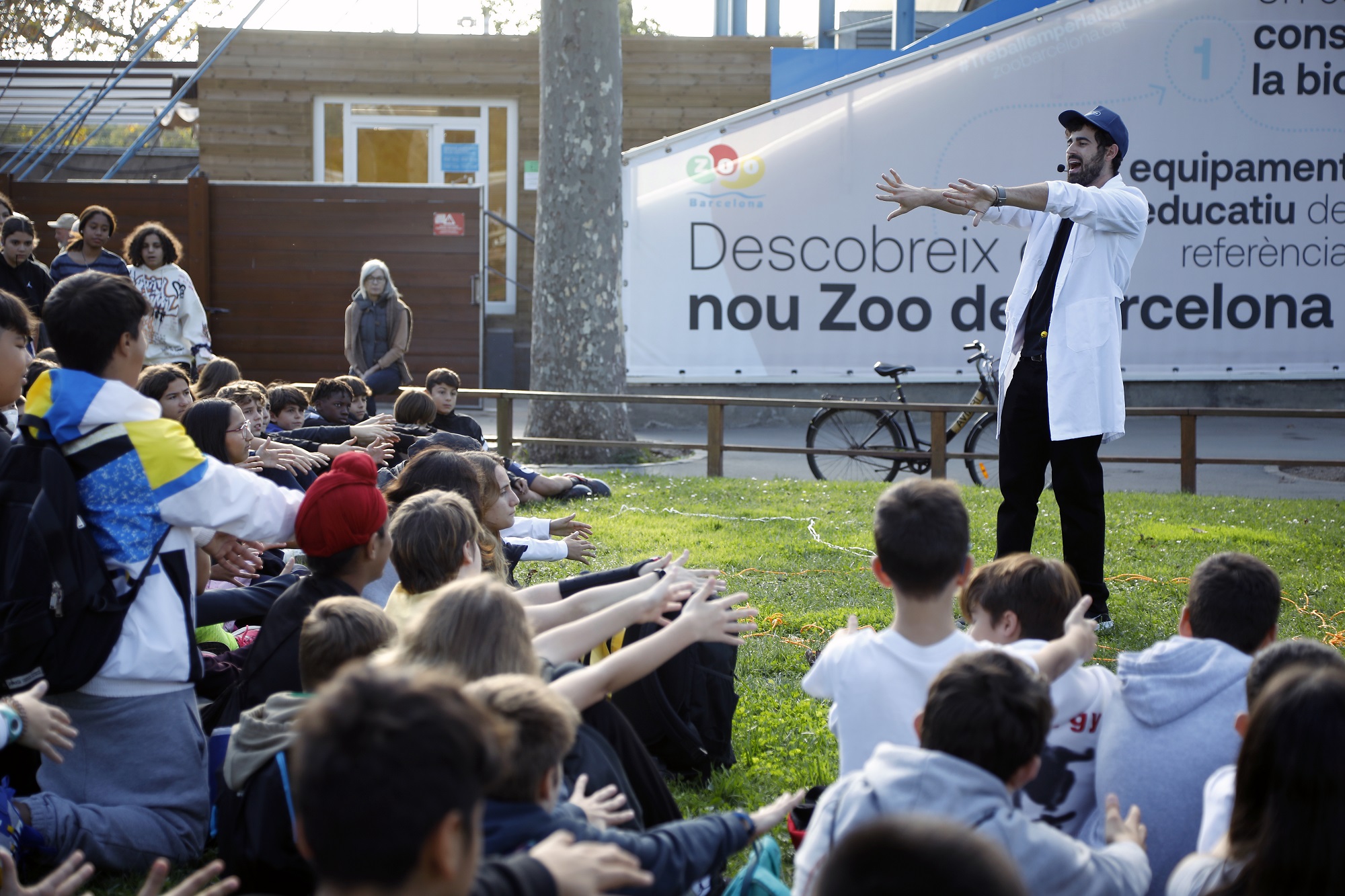 Educador de Zoo explicando el funcionamiento de las actividades STEAM