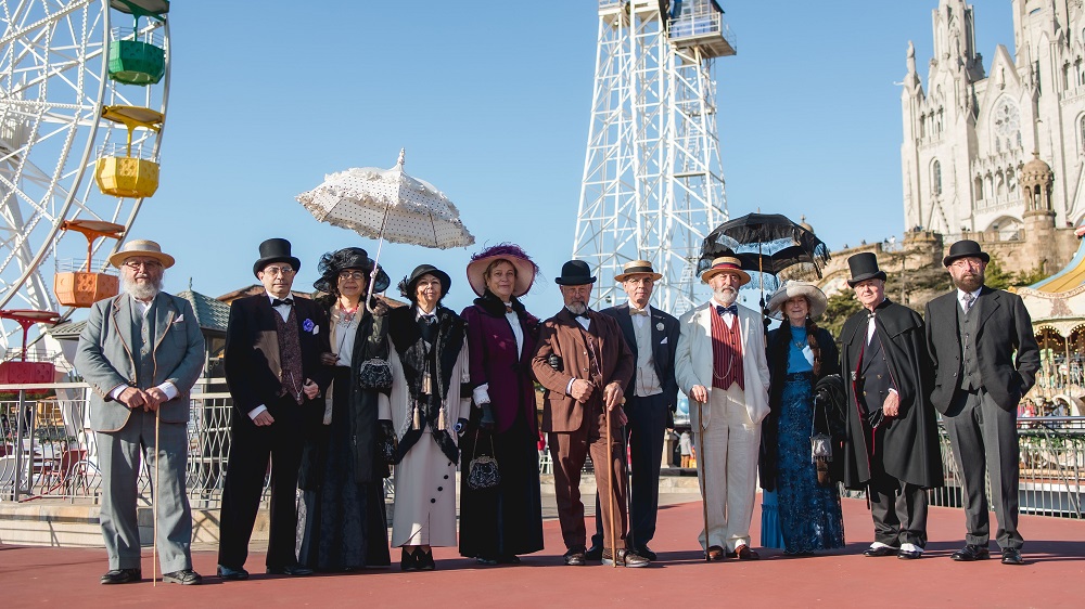Grupo de personas vestidas de época en el Tibidabo