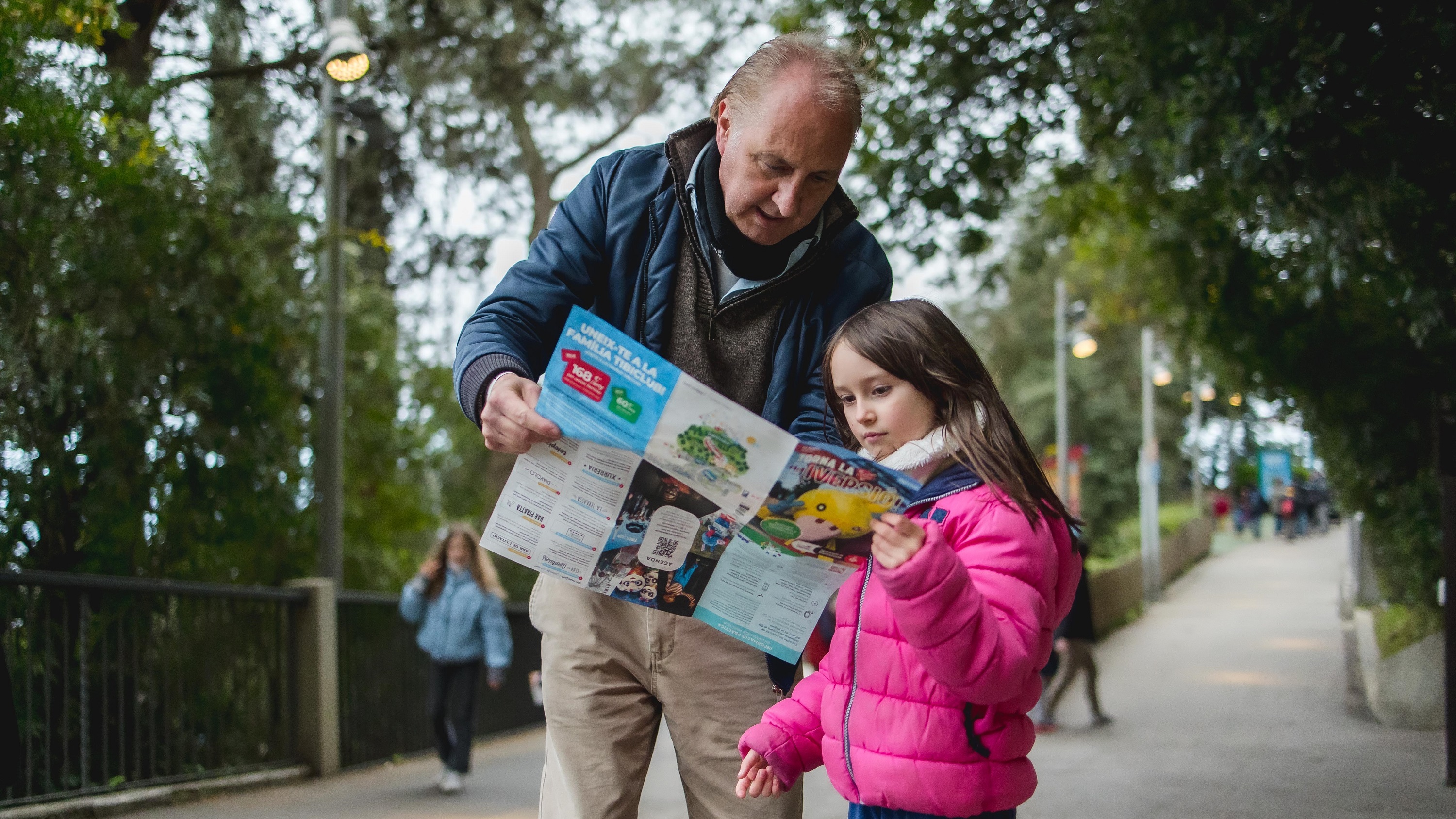 Un abuelo y su nieta en el Tibidabo