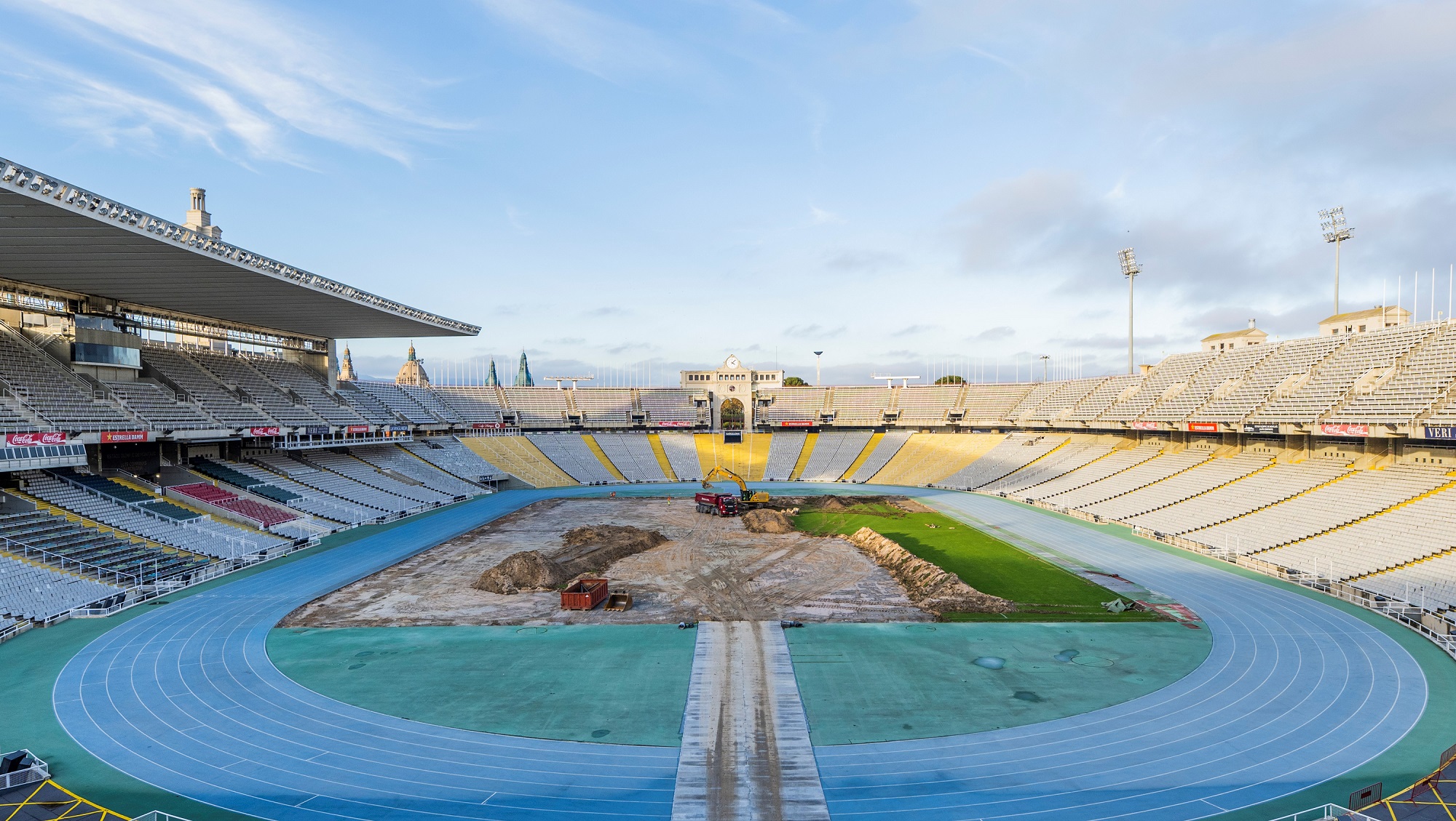 Vista de los trabajos para adecuar el Estadi Olímpic a las necesidades del FC Barcelona