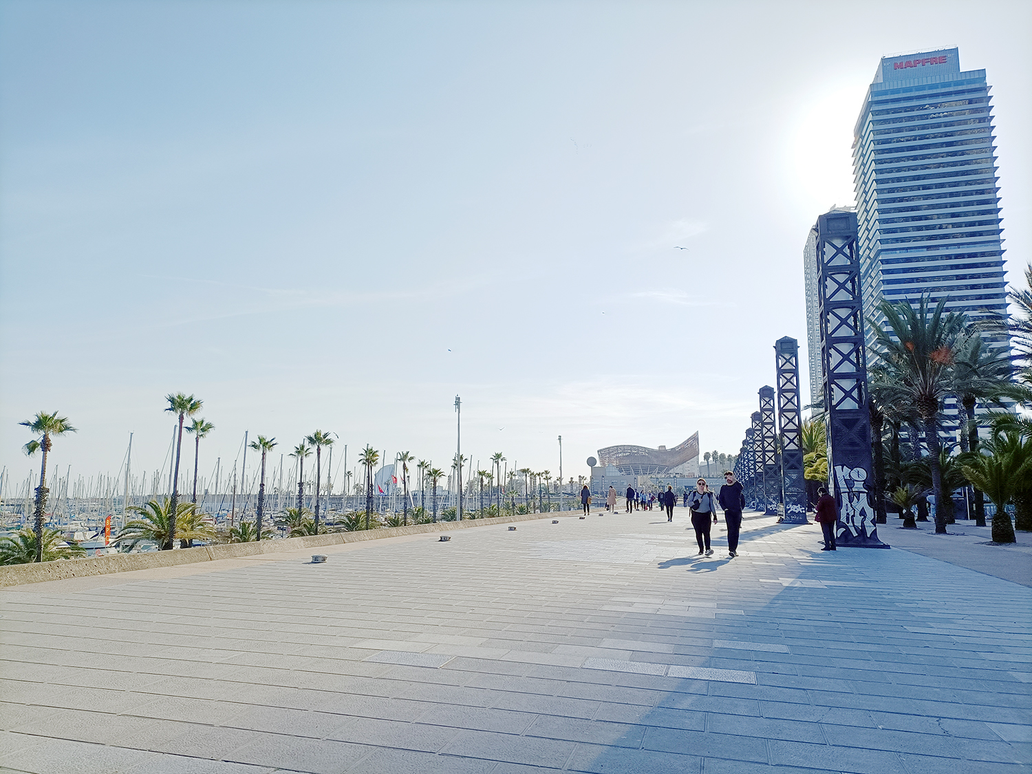 Paseo Marítimo que limita con el Port Olímpic de Barcelona