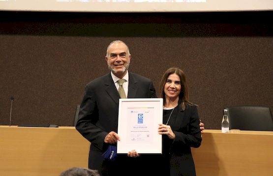 Marta Labata acompanyada de Miquel Romero rebent el diploma de l'obtenció del Segell EFQM