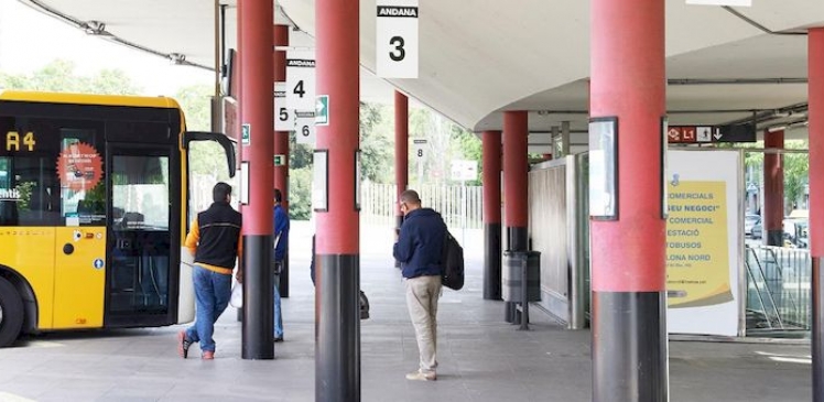 Viatgers esperant pujar a un autobús a l'Estació d'Autobusos Fabra i Puig