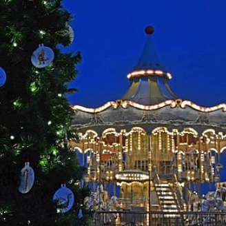 Imatge de nit del carrousel del Parc d'atraccions Tibidabo