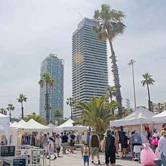 Una visió general del market del Port Olímpic