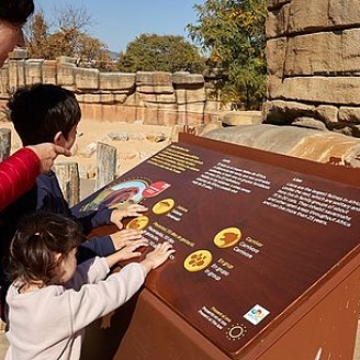 Una imatge mirant un panell explicatiu de la sábana de Sahel al Zoo de Barcelona