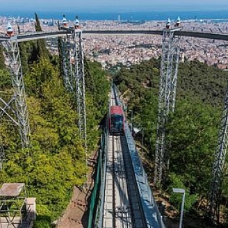Panoràmica de la cuca de llum del Parc d'atraccions Tibidabo