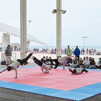 Alumnes participant en una activitat d'STEAM Fòrum a l'esplanada en un dia ennuvolat