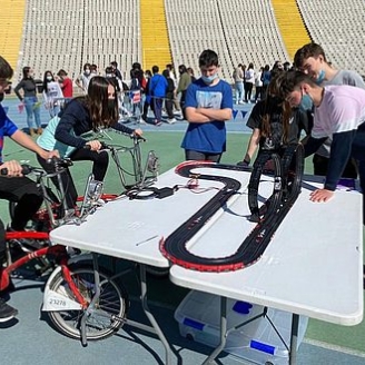 Alumnes experimentan amb bicicletes del Bicing en una de les activitats d'STEAM l'Anella