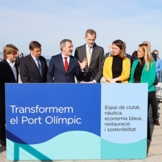 Felip VI acompanyat de les autoritats de l'ajuntament de Barcelona i B:SM en la seva visita al Port Olímpic promocionant la seva transformació