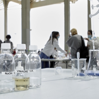 Joves realitzant activitats educatives al Visions del Parc del Fòrum