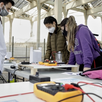 Dues noies participant a una activitat educativa del Visions Fòrum