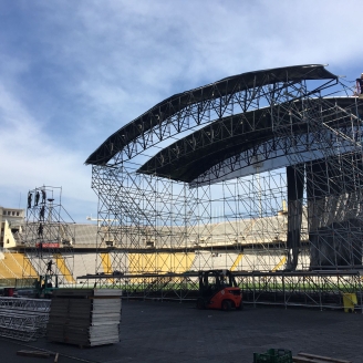 Muntatge d'un concert a l'Estadi Olímpic