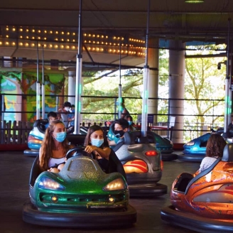 Infants als crash cars del Parc d'atraccions Tibidabo