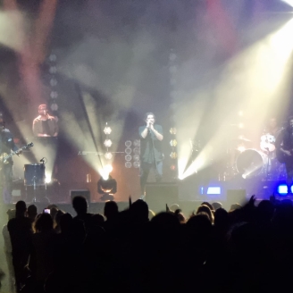 Imatge de l'escenari amb el públic d'un concert a l'Estadi