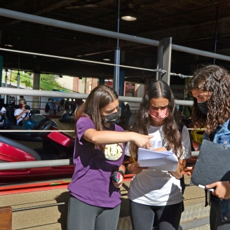 Tres noies realitzant experiments al Fisidabo 2k