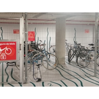 Foto interior d'un aparcament B:SM amb bicicletes aparcades