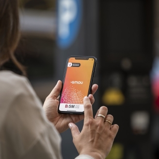 Una dona consultant l'app smou