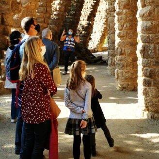 Una família fent una visita guiada al Park Güell