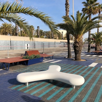 Nou mobiliari urbà en les instal·lacions del Port Olímpic