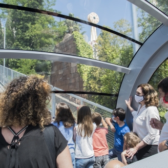 L'alcaldessa Ada Colau pujant amb infants a la cuca de llum del Parc d'atraccions Tibidabo
