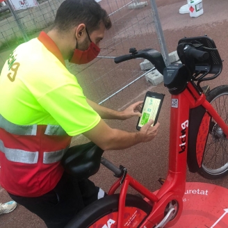 Un treballador del Bicing revisant una bicicleta Bicing
