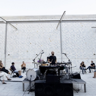 Assistents escoltant una bateria