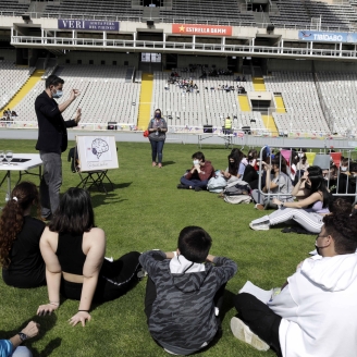 Un grup de joves assistint a les activitats del Visions de l'Anella Olímpica