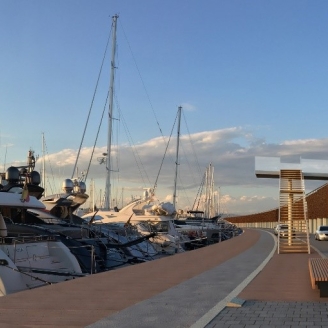 Imatge del Port Olímpic amb presència de vaixells