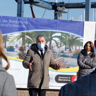 Jaume Collboni i Marta Labata explicant el projecte de tranformació del Port Olímpic