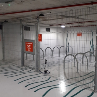 Zona segura per bicicletes a un aparcament de B:SM
