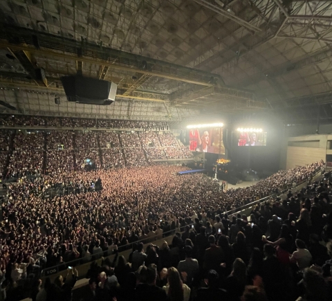 Vista panoràmica del Palau Sant Jordi ple de gent durant el concert de C.Tangana