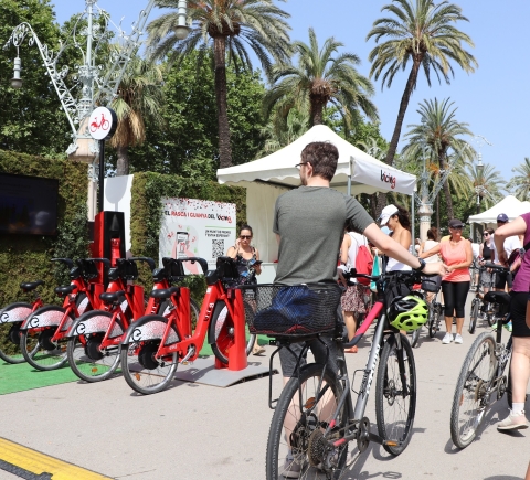 Juegos de la fiesta de la bici con la participación de muchos ciclistas