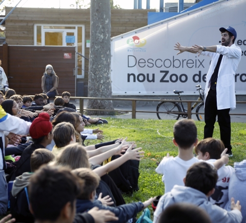Educador de Zoo explicando el funcionamiento de las actividades STEAM
