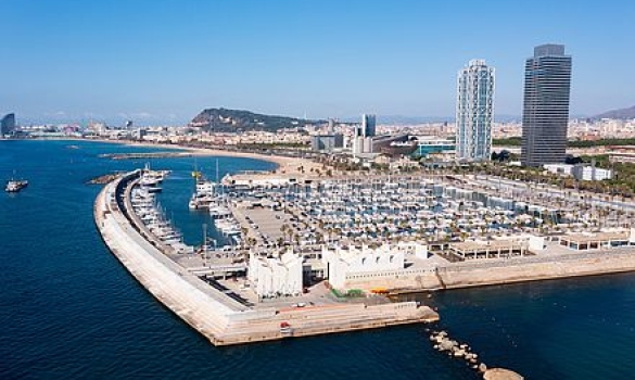 Imatge panoràmica del Port Olímpic en un dia assolellat