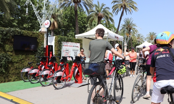 Jocs de la festa de la bici amb la participació de molts ciclistes